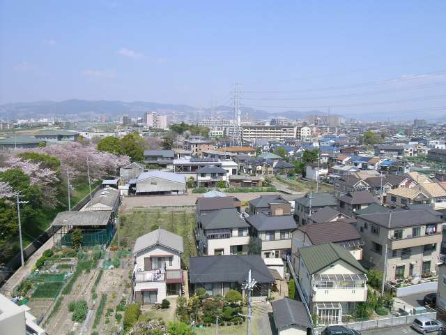 西側には武庫川が流れています。