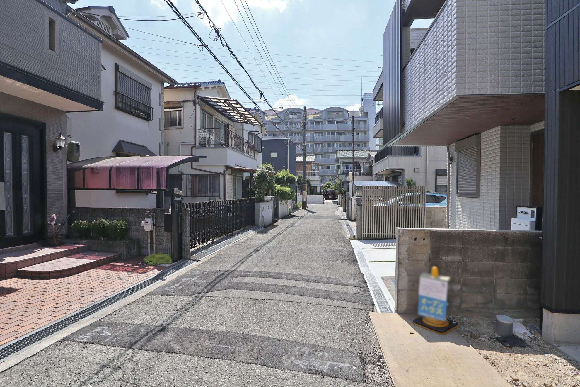 住居系の用途地域内で、一戸建てやマンションなどが立ち並んでいます。