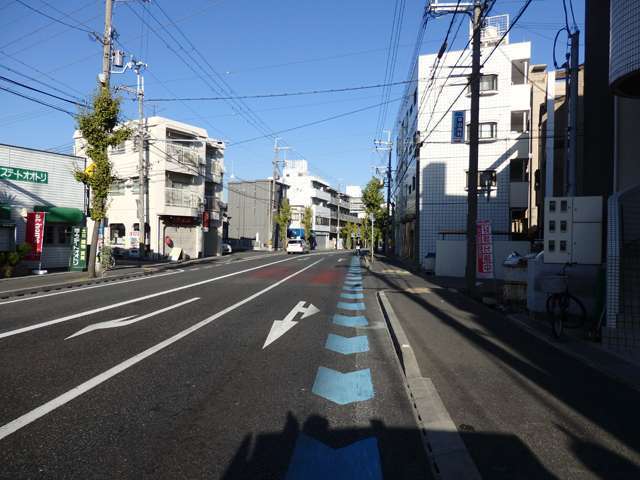 町の近くを県道42号線、606号線が通っており、車の出入りがらく。