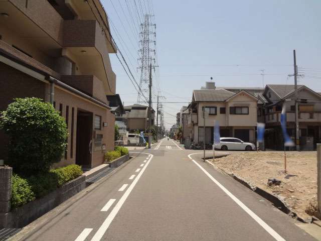広い敷地の邸宅が多く、手入れの行き届いた庭や植栽が緑豊かな印象の街並みです。