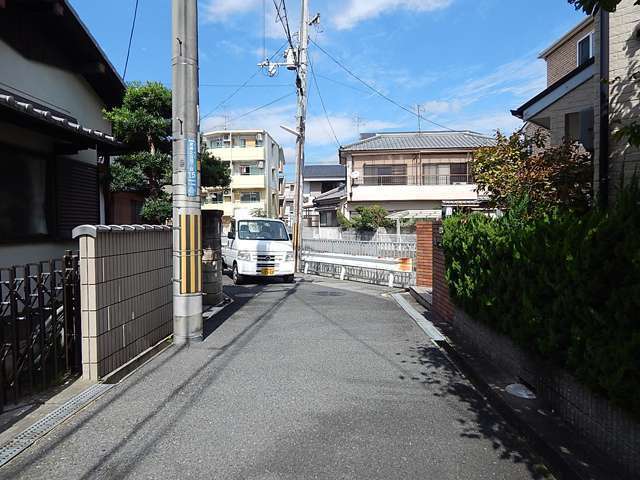 広い敷地の邸宅や凝った造りの住宅が多く、手入れの行き届いた庭や植栽が緑豊かな印象の街並みです。