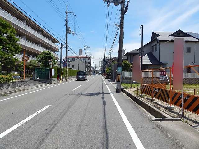 駅からの道のりは平坦なため、自転車で東西に移動する人をよく見かけます。