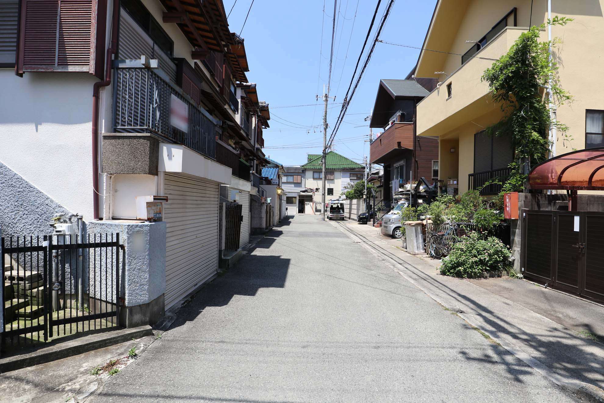 道幅は狭いながら、落ち着いた雰囲気の街並み。
