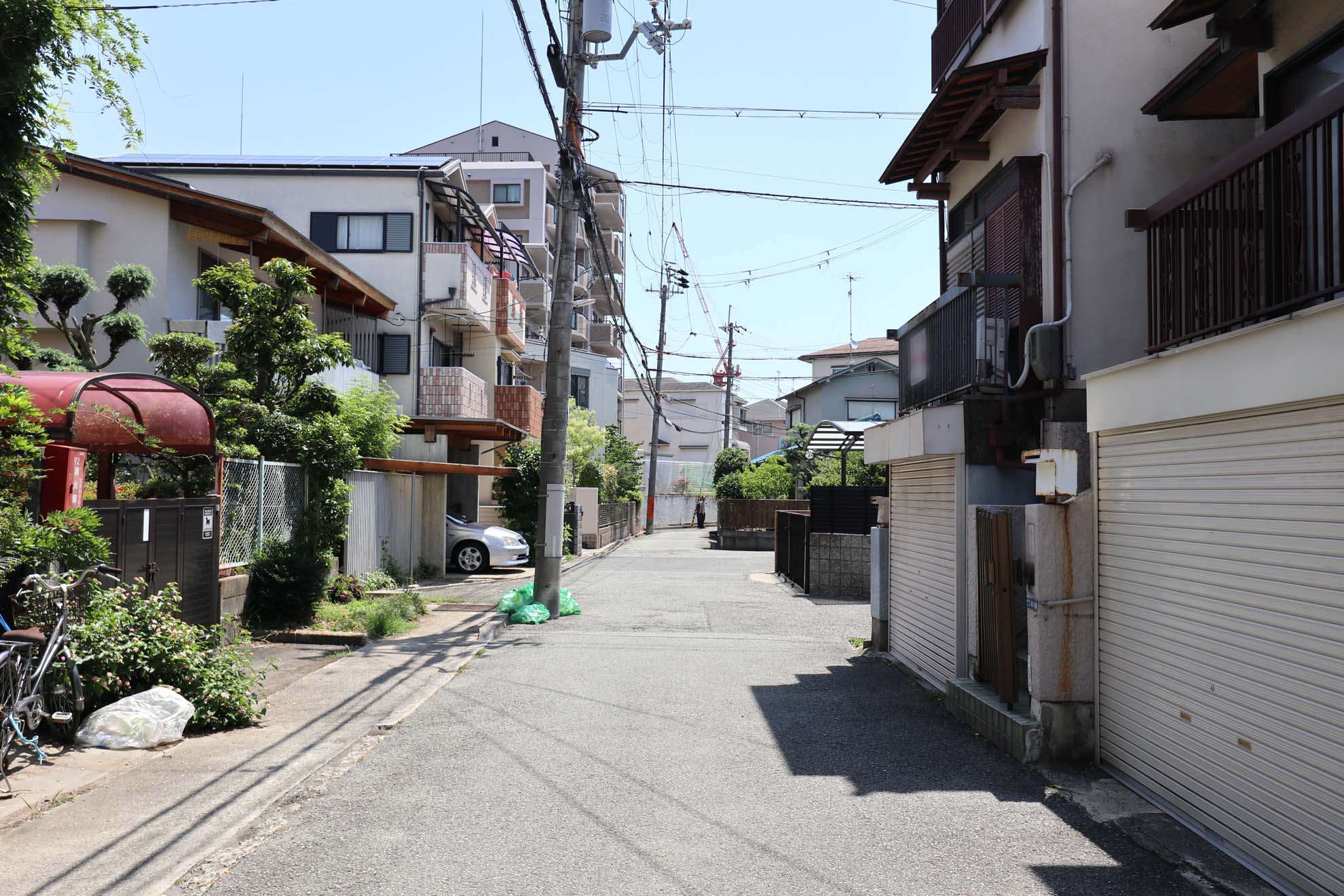 マンション、アパートなどが混在する町。地勢は平坦で、坂道はほとんどありません。