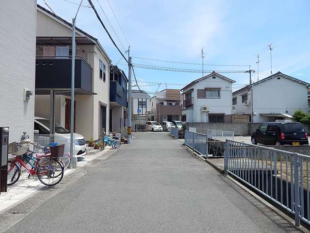 一戸建てやハイツの他、店舗や事務所なども点在しています。