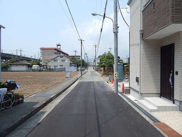 一戸建てやマンションなどが混在する町。
