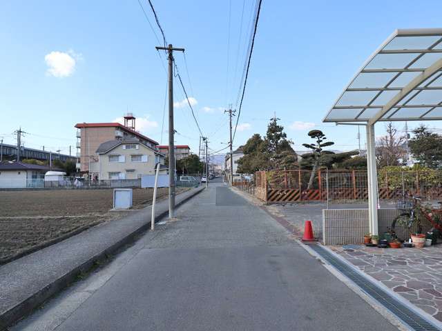 田畑が多く残るのどかな雰囲気の街並みです。