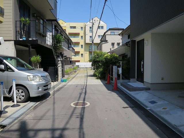 町の全域が第1種中高層住居専用地域と第1種住居地域に指定され、一戸建てやマンション、ハイツなどが混在しています。