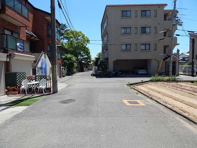 町中の道幅が狭く入り組んだ場所が多く、ところどころに田畑が残っています。