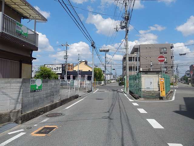 一戸建てやマンションなどが混在する町。