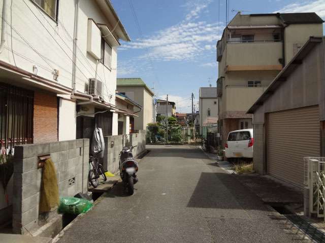 バス通りから一本中に入ると道幅は狭くなります。