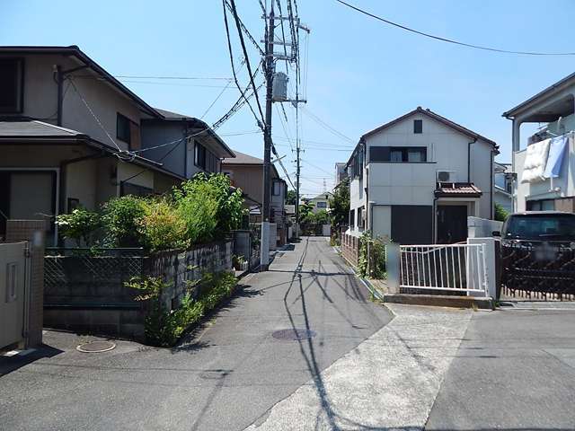 道幅が狭くやや入り組んだ昔ながらの街並みです。