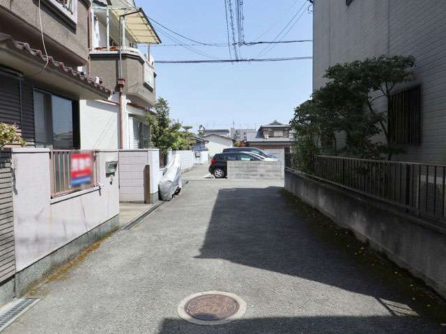 一戸建てやマンションが並ぶ、静かな住宅地。