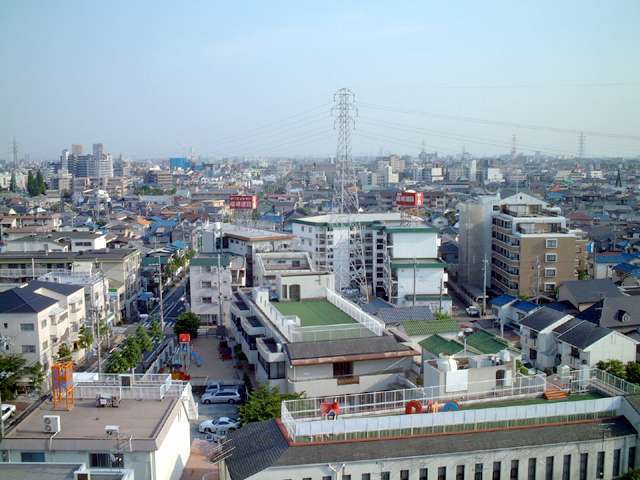 阪急「武庫之荘」駅北側遠景。一戸建てとマンションが混在する住宅地です。