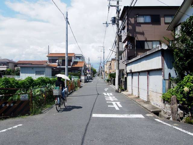 町のほとんどが中高層住居専用地域に指定されており、マンションや一戸建てが中心に立ち並んでいます。