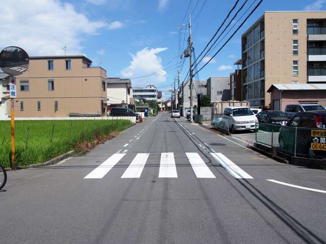 田畑も多く残る、のどかな雰囲気の街並み。