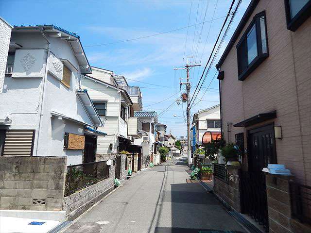 道幅が狭くやや入り組んだ場所もありますが、落ち着いた雰囲気の街並みです。