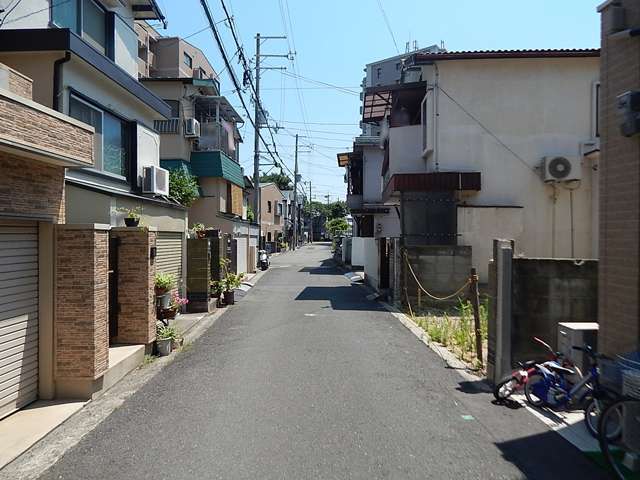 一戸建てが中心に広がる住宅地。