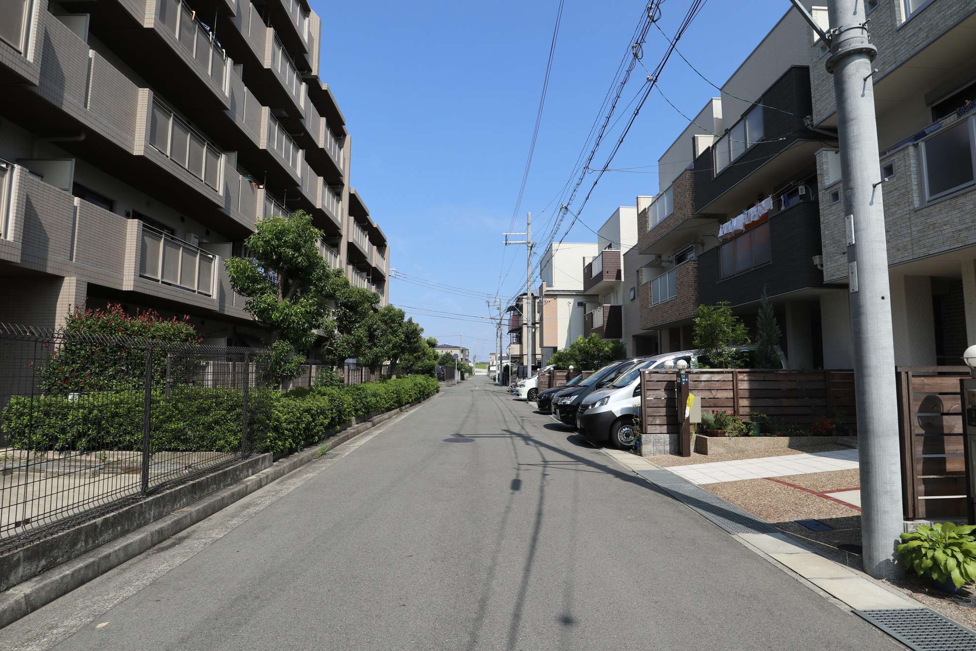 比較的低層の建物が多く立ち並び、日当たりが良く、明るい印象の街並み。