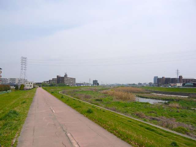 東側には、伊丹・尼崎を流れる一級河川、藻川があります。『藻川河川敷』は自然豊かな地域住民の遊び場になっています。