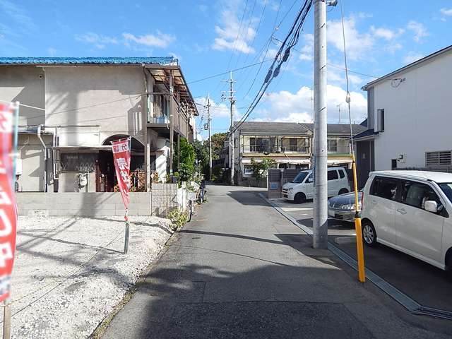 一戸建てやマンション、アパートなどが混在。