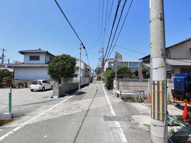 道幅の狭い場所が多いですが、閑静な住宅地です。