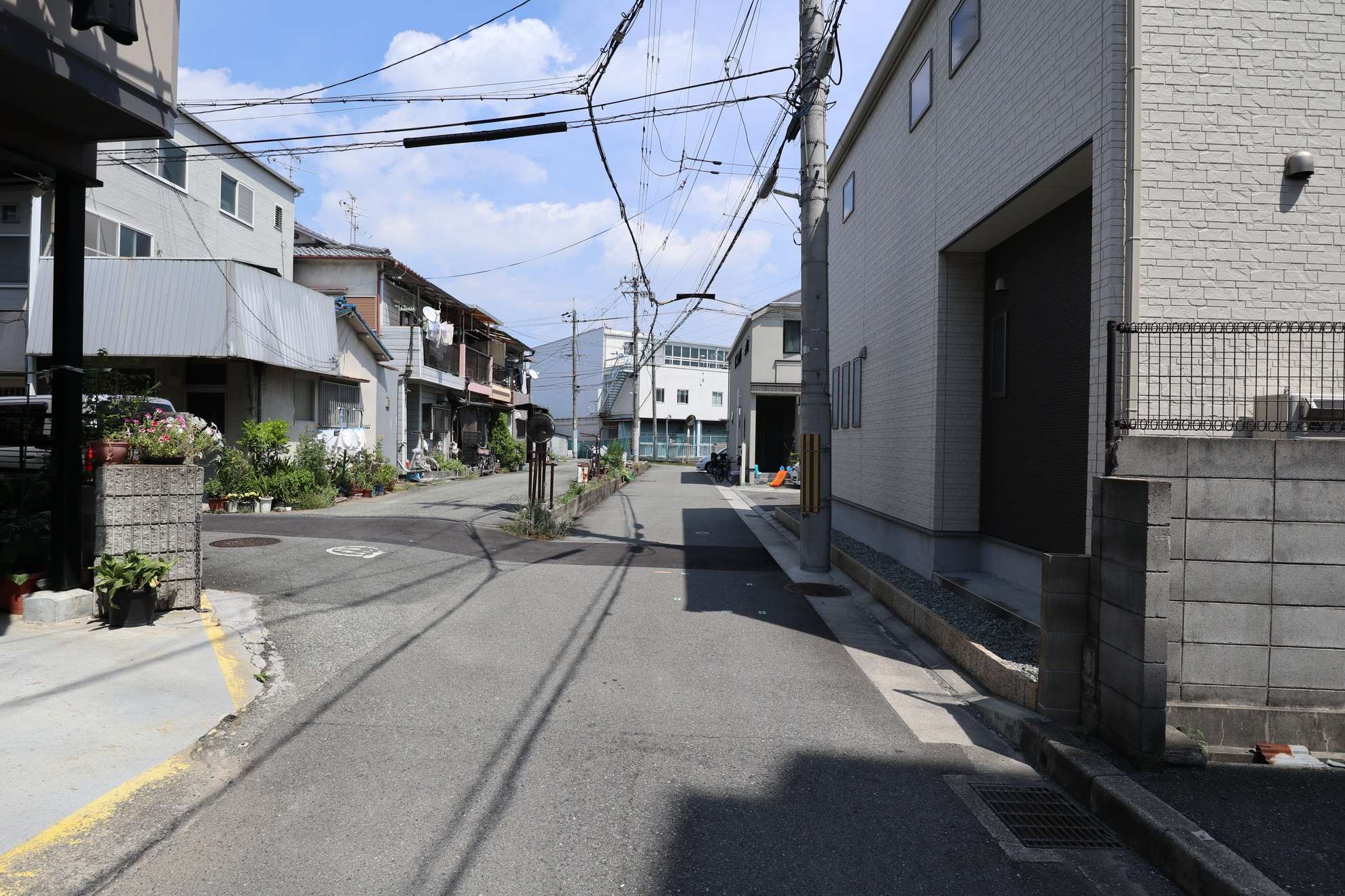 道幅が狭くやや入り組んでいます。