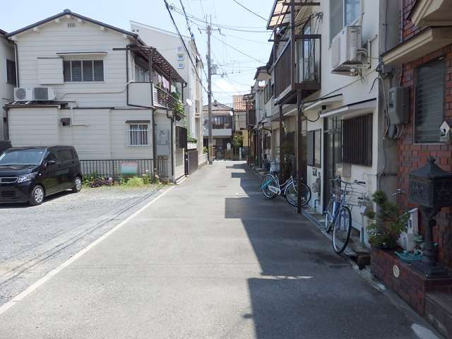 建物が密集した印象の街並みです。
