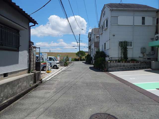 町の東側を猪名川が流れており、河川敷は公園やサイクリングロードなどが整備され、お散歩やジョギングコースにもぴったり。