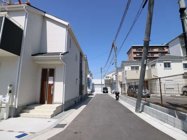 比較的新しい一戸建てが並ぶエリア。街中には道幅が広く、区画が整ったところと、昔ながらの街並みが残るところとが混在しています。