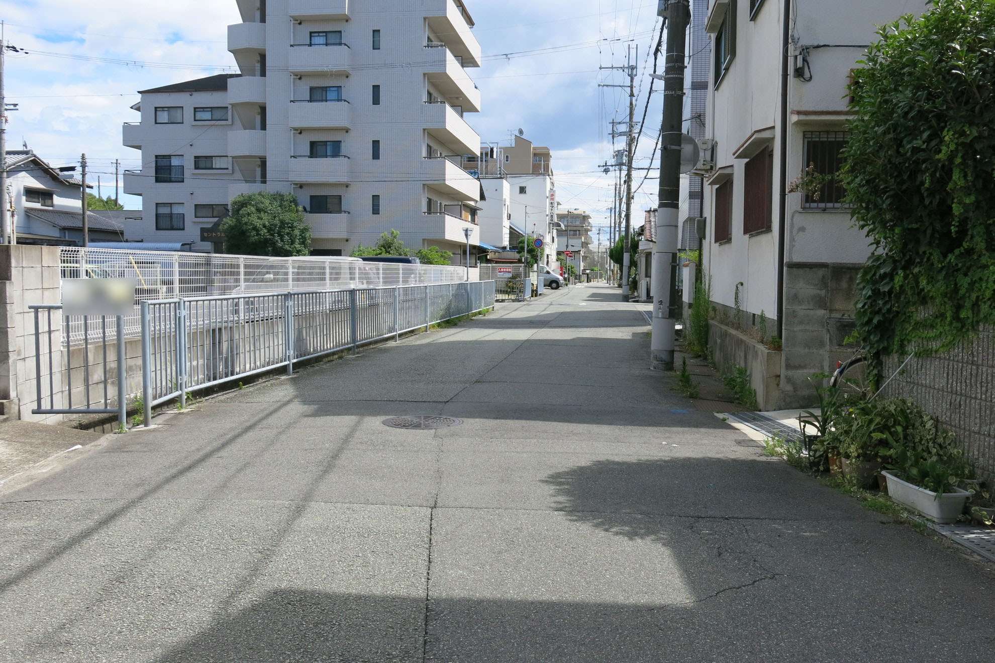 区画が整った場所と道幅が狭く入り組んだ場所があります。