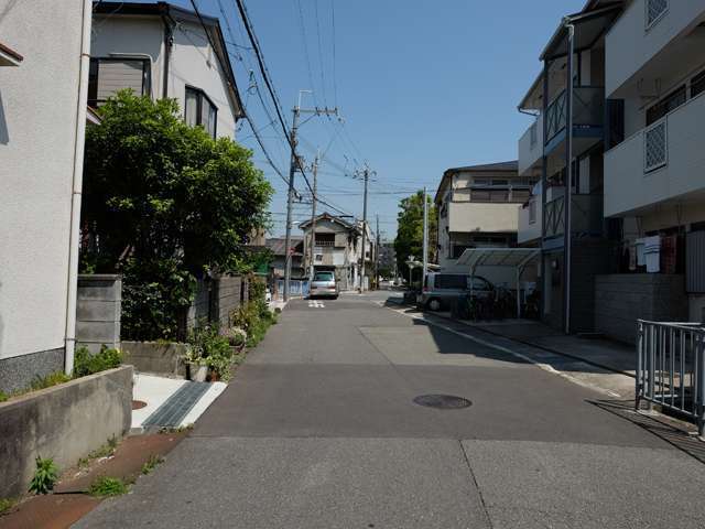 町のほとんどが第1種中高層住居専用地域に指定されており、マンションや一戸建てが混在しています。
