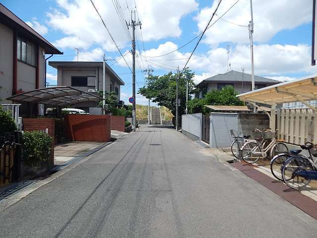 西に少し歩くと藻川が流れており、のどかな雰囲気があります。