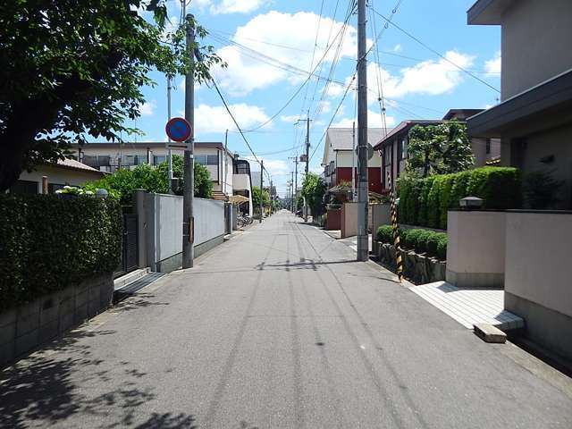 第1種低層住居専用地域に指定されたエリアには生垣のある家が多く立ち並んでいます。
