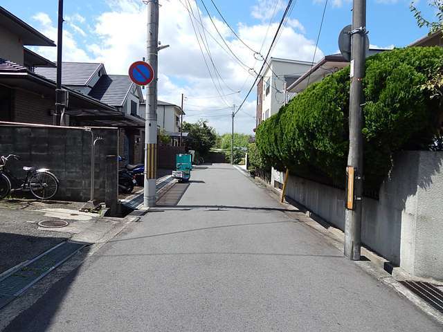 町の西側を藻川が流れており、河川敷はたいへん緑豊か。