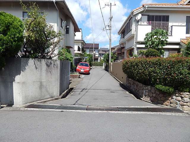 主に一戸建てや小規模のマンションなどが混在し、地勢は平坦です。