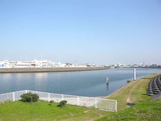 町の東側には『猪名川』が流れており、緑豊かな河川敷はオススメの散歩コースです。