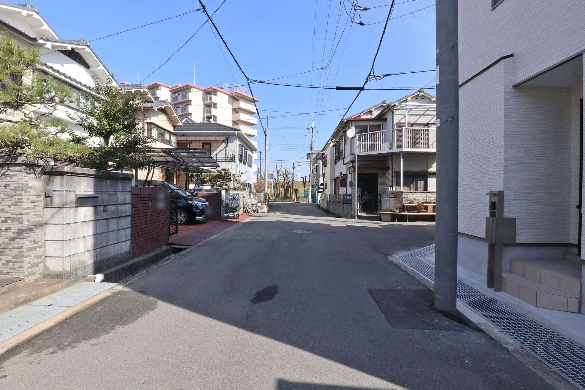 道幅は広くすっきりとした街並みです。