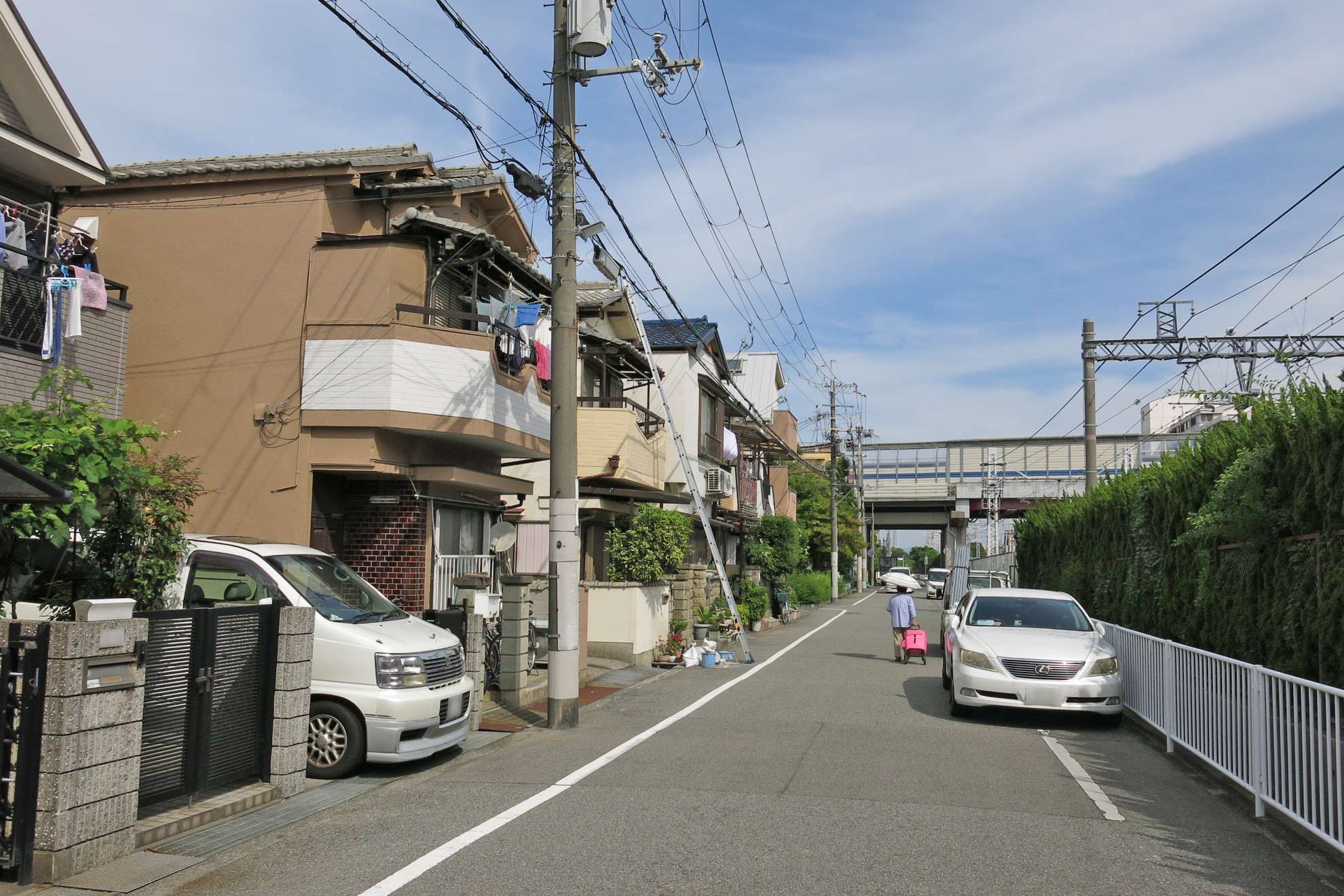 奥に見えるのは、名神高速道路の高架です。