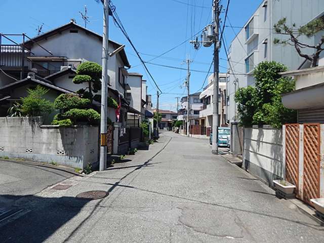 町の大半が住居系の用途地域で、一戸建てや低層マンションなどが混在しています。