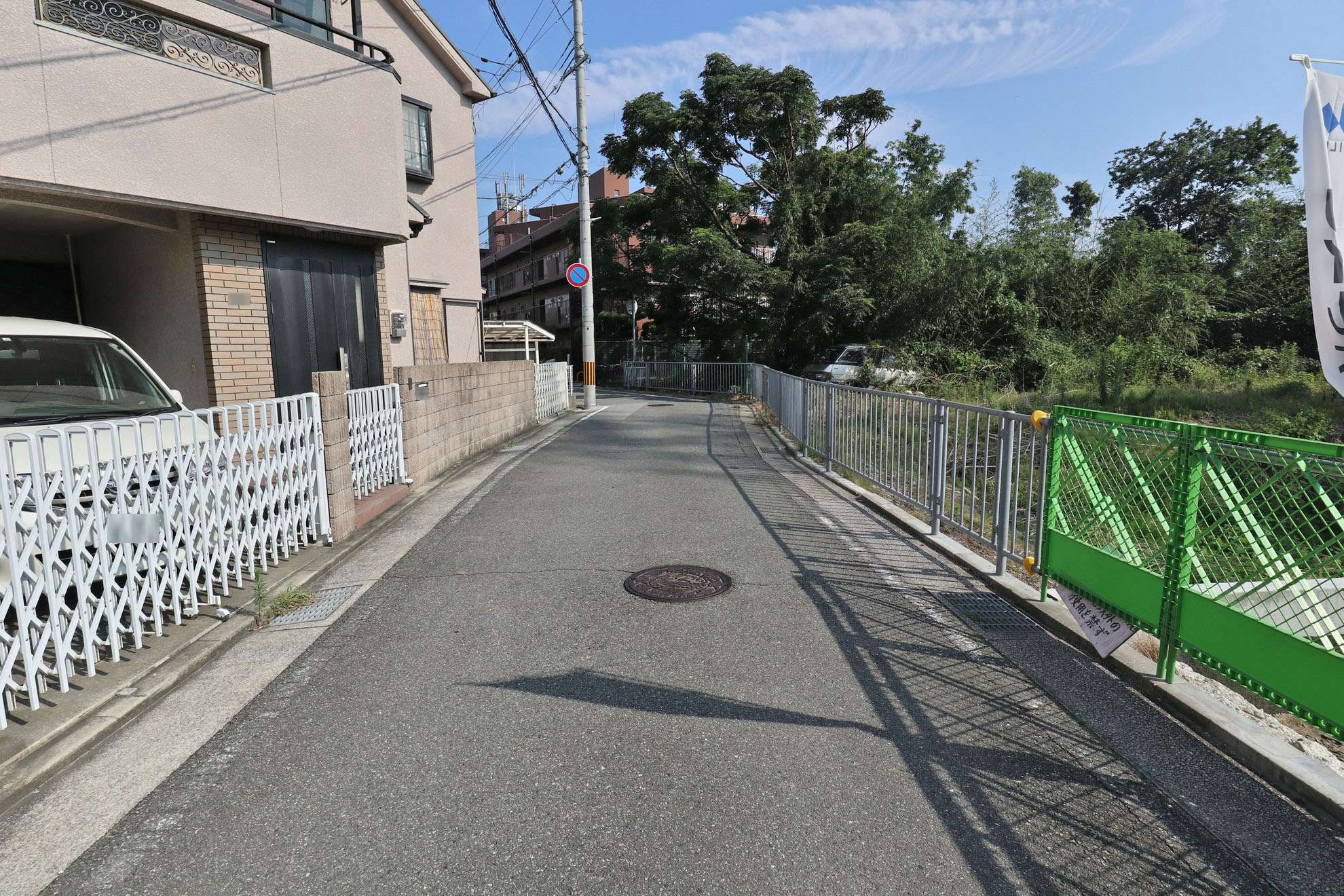 一戸建てやマンションなどが混在しています。道幅が狭く入り組んでいますが、地勢は平坦です。