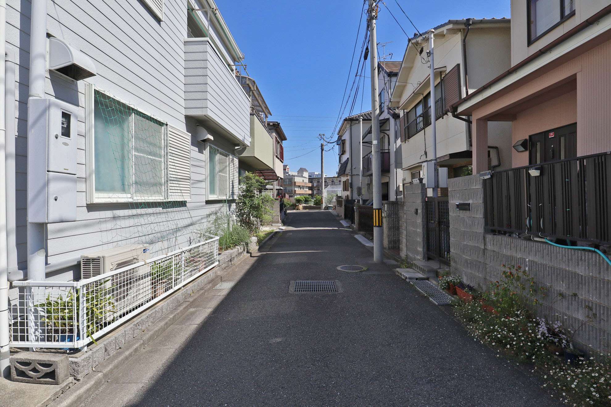 道路沿いに一戸建てが立ち並ぶエリア。