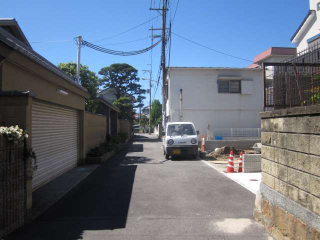 地勢は平坦。道幅が狭く入り組んだ場所が多いです。