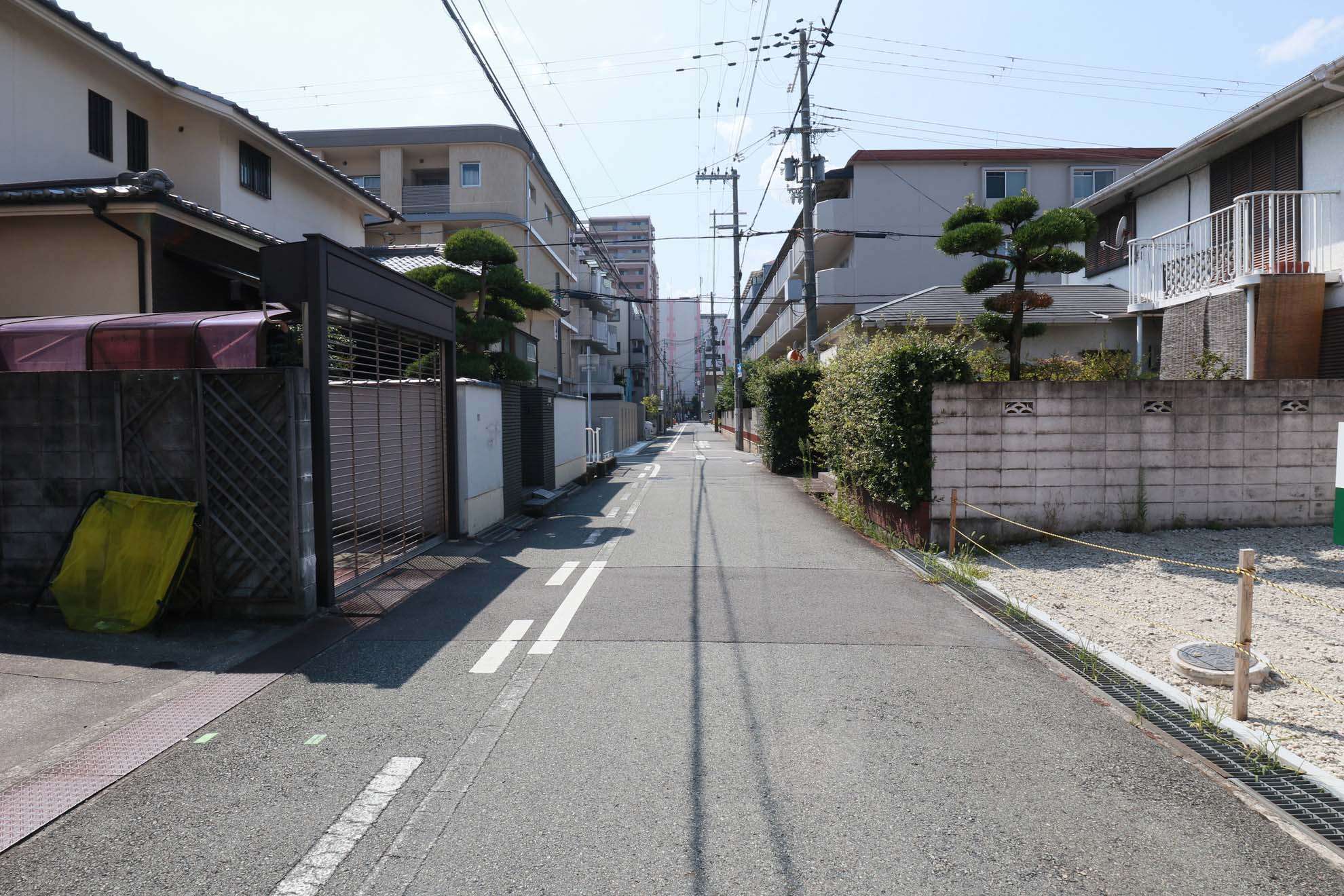直線的な街路で、すっきりとした印象の街並み。