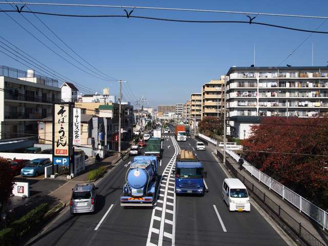 町のすぐ近くを県道13号線が通っています。