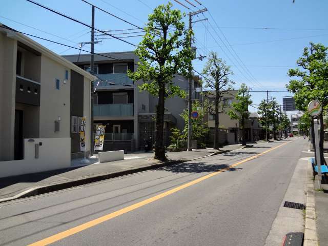 『小中島2丁目』は一戸建てやマンションが混在する住宅地。