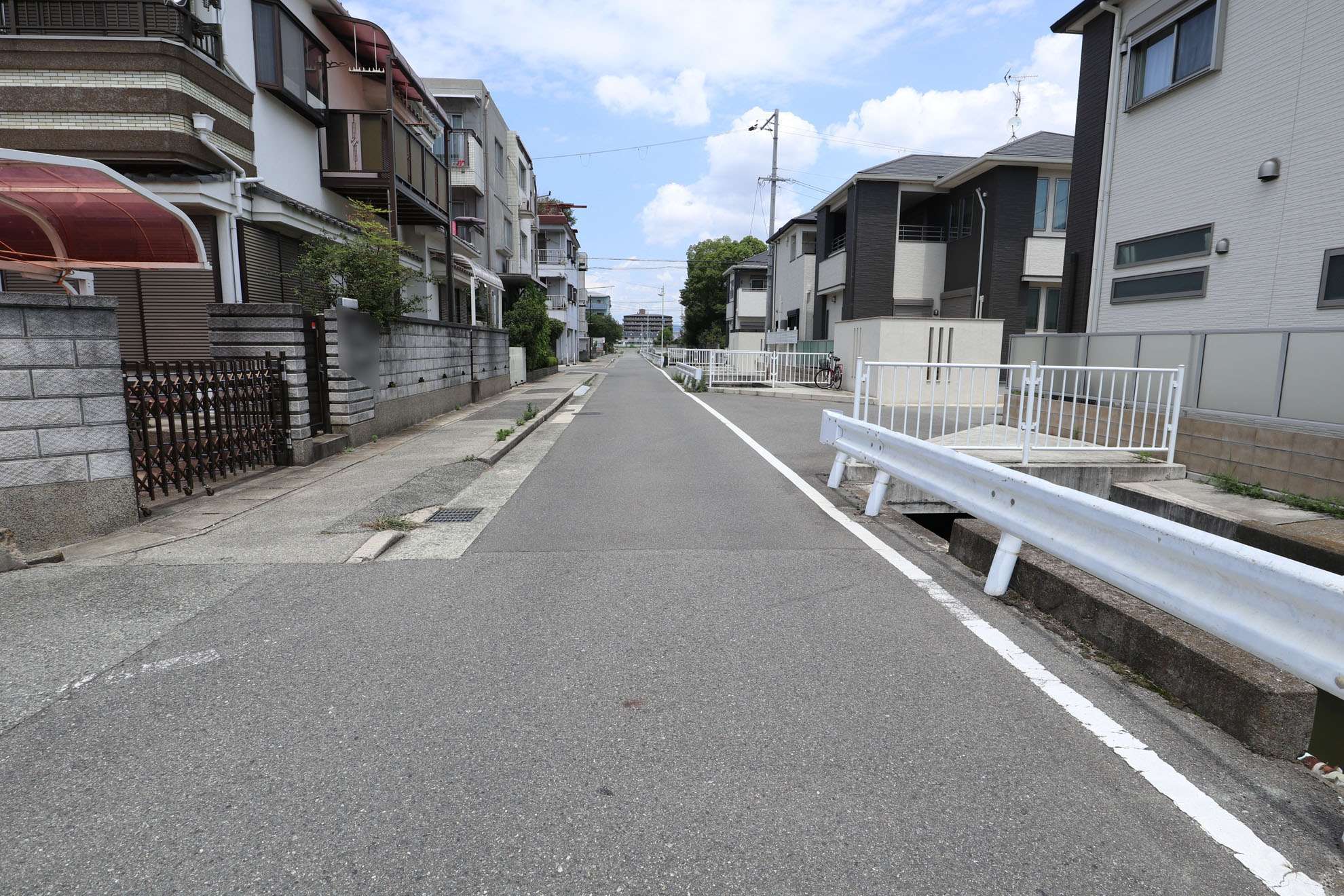 町のほとんどが第1種中高層住居専用地域と第2種中高層住居専用地域に指定されており、マンションや一戸建てが中心に立ち並ぶ住宅街。