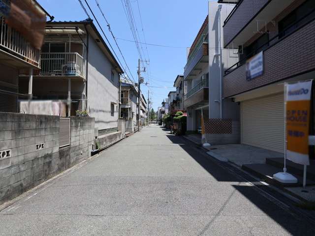 道幅が広く、区画の整った閑静な街並みです。