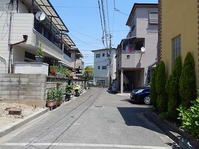 入り組んだ印象の街並みです。