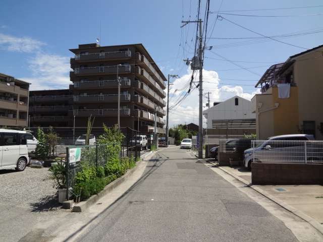 『若王子1丁目』はマンションや一戸建てが混在する住宅地。